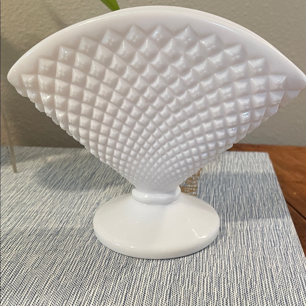 Vintage Westmoreland English Hobnail Milk Glass Fan Vase – Mid-Century - Picture 2 of 5